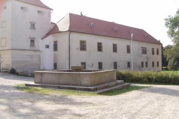 kašna u zámku (© Marek Pouzar, 8/2007)