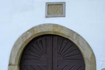 Západní vstupní portál kostela s vročením stavby ( © iV 14.9.2007)