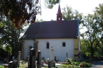 Kostel od severu obklopený hřbitovem ( © iV 14.9.2007)