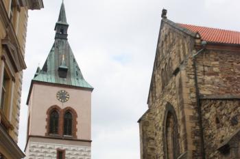 Zvonice od jihu, vpravo západní průčelí kostela sv. Štěpána ( © Ivan Grisa 04/2011)