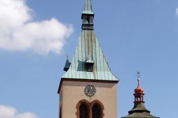 Kouřimská zvonice stojí v těsné blízkosti kostela sv. Štěpána ( © iV 14.9.2007)