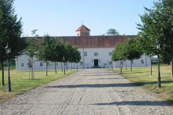 Pohled na hlavní,severní průčelí zámku od příjezdové brány (© D Dohňanský, 07/2014)