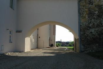 průjezd uvnitř zámku (© D Dohňanský, 07/2014)