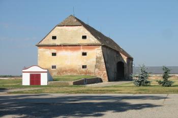 jedna z hospodářských budov u zámku (© D Dohňanský, 07/2014)