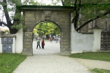 jediný pozůstatek zbrojnice - kamenný portál ( © Milan Caha 09/2007)