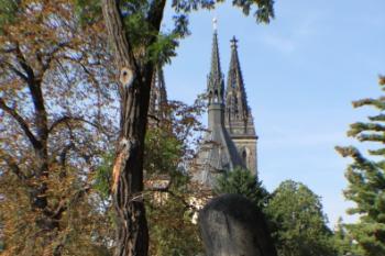 Čertův sloup s pozadím kostela (© Dušan Lipár, 10/2009)