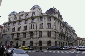 zadní průčelí budovy ( © Milan Caha 12/2007)