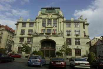 vstupní průčelí (© Milan Caha, 09/2007)