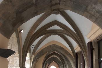 podloubí školy ( © Milan Caha 06/2008)