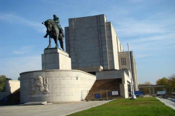 Celkový pohled na pomník Jana Žižky z Trocnova a Národní památník ( © Miroslav BITTER 10/2007)