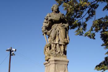 Socha sv. Kateřiny u hospodářského dvora při cestě od centra obce ke kostelu sv. Kateřiny ( © iV 30.9.2007)