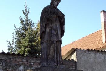 Socha u hospodářského dvora při cestě od centra obce ke kostelu sv. Kateřiny ( © iV 30.9.2007)