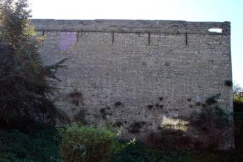 Novodobá vysoká zeď, která obklopuje od severovýchodu hospodářský dvůr ( © iV 30.9.2007)