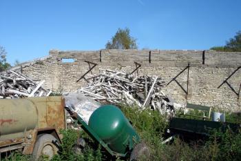 Novodobá ohradní zeď hospodářského dvora ( © iV 30.9.2007)