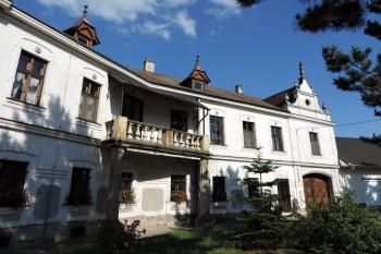 vstupní průčelí s branou a balkónem ( © Jan P. Štěpánek 07/2014)