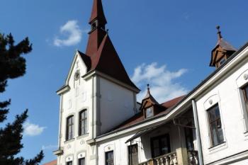 nárožní věžice a průčelí s balkónem ( © Jan P. Štěpánek 07/2014)
