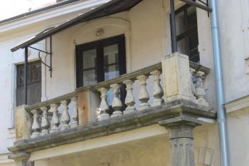 balkon nesený sloupy (© D Dohňanský, 07/2018)