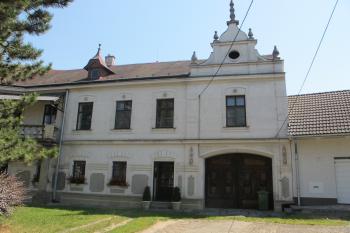 průjezd do nádvoří (© D Dohňanský, 07/2018)