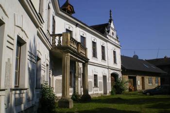 Zalomené průčelí zámku s vjezdem na nádvoří (© Milan Náplava, 8/2007)