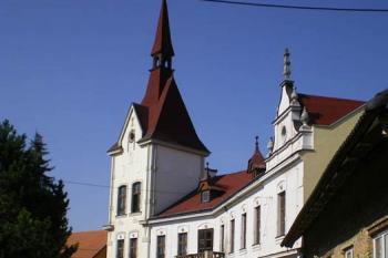 Pohled na zámek z jižní strany návsi (© Milan Náplava, 8/2007)