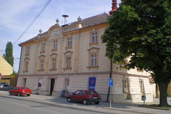 Budova bývalé radnice, v jádru ze 17. století, přestavěna barokně, upravována klasicistně (© Milan Náplava, 12/2007)