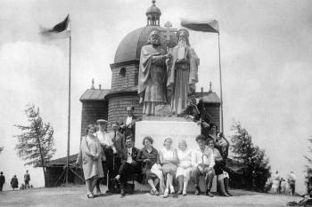 sousoší sv. Cyrila a Metoděje s kaplí na Radhošti kolem roku 1935 ( © Beskydy a Pobeskydí 1895 - 1939, Wart 2001)