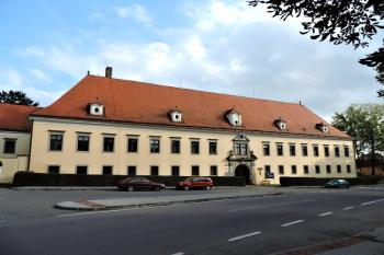 hlavní průčelí zámku obrácené do návsi ( © Jan P. Štěpánek 10/2014)