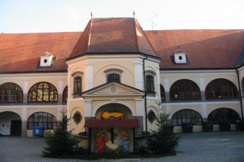 vnitřní nádvoří s "vánoční" kašnou (© D Dohňanský, 01/2016)