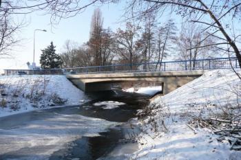 celkový pohled od řeky Hloučely na nový most, který nahradil starší, již nevyhovující most ( © Jan P. Štěpánek 12/2009)