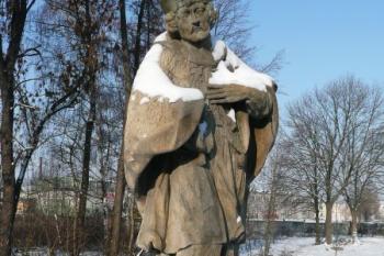 socha sv. Jana Nepomuckého při novém mostě u řeky Hloučely ( © Jan P. Štěpánek 12/2009)