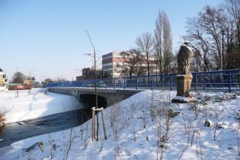 nový most na místě starého a socha sv. Jana Nepomuckého u řeky Hloučely ( © Jan P. Štěpánek 12/2009)
