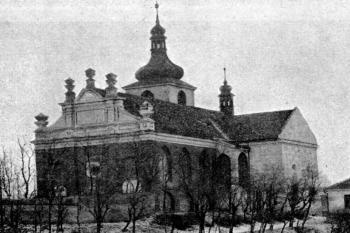 kostel od jihozápadu na počátku 20. století (© Antonín Podlaha: Soupis památek historických a uměleckých v Království Českém, sv. 37 Politický okres kralovický, Archaelogická komise při České akademii císaře Františka Josefa pro vědy, slovesnost a umění, Praha 1912)