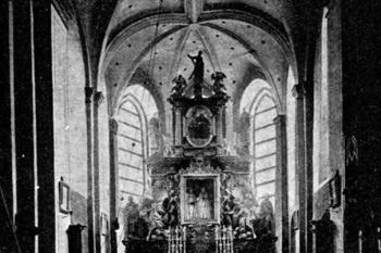 interiér kostela na počátku 20. století (© Antonín Podlaha: Posvátná místa království Českého; Díl 3., Vikariáty: Kralovický, Vlašimský a Zbraslavský, Dědictví sv. Jana Nepomuckého, Praha 1909)