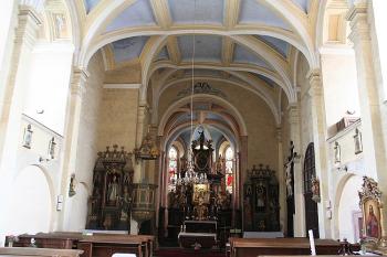Pohled do presbytáře od hlavního vchodu (© Ivan Grisa, 08/2008)