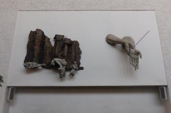Křížová cesta Karla Stádníka - IX. Vybombardované město a X. Sebeobětující se lékař (© Johannes Cladis, 01/2017)
