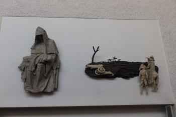 Křížová cesta Karla Stádníka - XII. Pieta (matka s dítětem, zemřelým hladem) a XIII. Maršál Wellington na pláni u Waterloo (© Johannes Cladis, 01/2017)