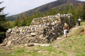 mohyla Ivančena pod Lysou horou ( © Jan P. Štěpánek 05/2006)