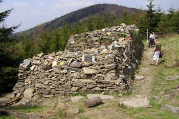 mohyla Ivančena pod Lysou horou ( © Jan P. Štěpánek 05/2006)