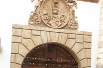 pozdně renesanční portál s erbem Mikuláše Františka Turka z Rosenthalu ( © Milan Caha 09/2007)