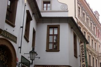 průčelí domu - vlevo secesní portál, vpravo psudogotický portál ( © Milan Caha 09/2007)