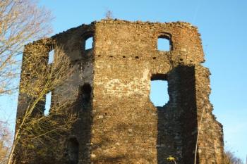 Vnější stěna plášťové zdi s palácem (© Jan Večeřa, 11/2015)