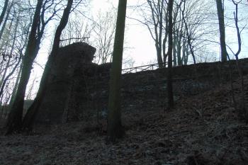 Východní hradba se vstupní bránou do předhradí (© Dušan Dohňanský 1/2021)