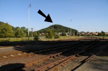 Cimburk - pohled ze železniční zastávky Městečko Trnávka (2003 ©Martin KLIMÁNEK)