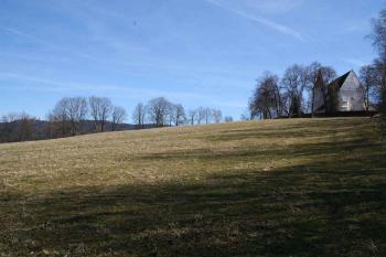 Pohled od západu, vlevo hrad Kašperk (© Ivan Grisa, 03/2008)