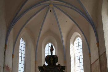 Průhled z hlavní lodě do presbytáře (© Ivan Grisa, 03/2008)