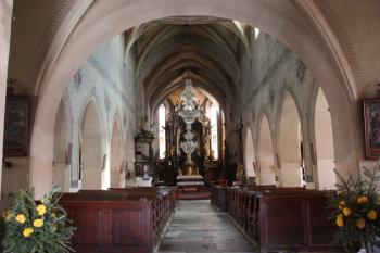Průhled hlavní lodí do presbytáře ( © Ivan Grisa 04/2011)