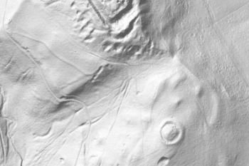 zákres pravěkého hradiska, středověkého hradu a jeho předsunutého opevnění do mapy laserového skenování terénu (© geoportal.gov.pl)