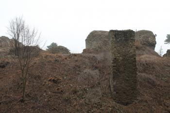 zřícenina hradu Cvilín (© Vlastislav Mareček, 03/2016)