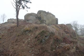 zřícenina hradu Cvilín (© Vlastislav Mareček, 03/2016)