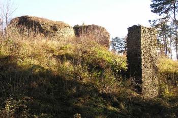 Pohled z jihozápadního valu k východu na pozůstatek opěráku jz. parkánu a válcovou věž (bergfrit) vlevo (© Jan P. Štěpánek, 11/2006)